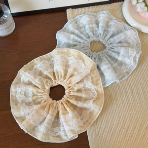 Chouchous à carreaux avec bordure en dentelle blanche en bleu clair et jaune