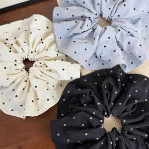Drei große Polka-Dot-Haargummis aus Stoff in den Farben Weiß, Blau und Schwarz