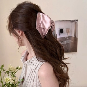 Grande pince à cheveux élégante en satin rose avec étiquette dorée pour femme