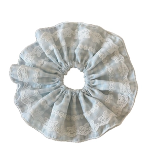 Chouchou à carreaux bleu clair avec dentelle florale multicouche et design volumineux
