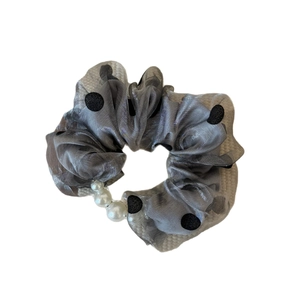 Chouchou à pois en organza gris avec perles élégantes et motif rétro pour cheveux de femme