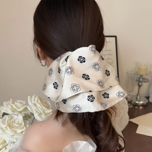 Grande pince à cheveux élégante crème avec motif camélia noir sur tissu de soie