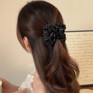 Pince à cheveux élégante en résille noire en forme de fleur pour une coiffure chic