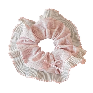 Chouchou large à carreaux rose et blanc avec bordure en dentelle et nœud élégant