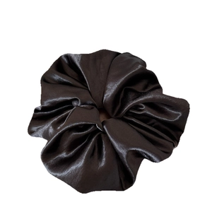 Eleganter großer schwarzer Satin-Haargummi mit glänzendem Finish und weicher Textur