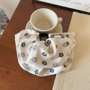 Grande pince à cheveux élégante en soie crème avec imprimé floral de camélia noir