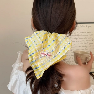 Chouchou à carreaux jaune et bleu avec bordure en dentelle et motif de petits cœurs