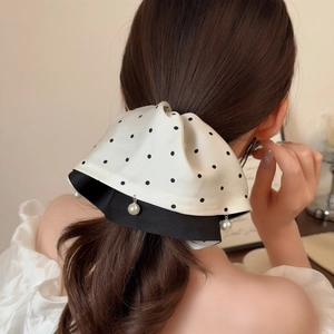 Nœud de cheveux élégant en satin blanc à pois noirs et perles pour queues de cheval