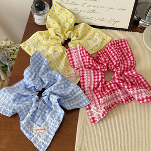 Trois chouchous à carreaux colorés avec motifs de cœurs et bordures en dentelle