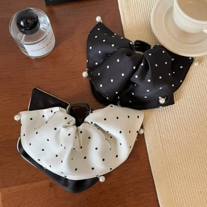 Pinces à cheveux en satin à pois de style français avec perles sur table en bois