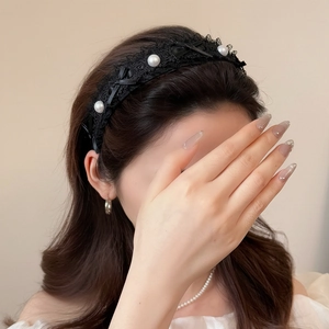 Serre-tête élégant en dentelle noire avec perles et nœuds accessoire de mode femme