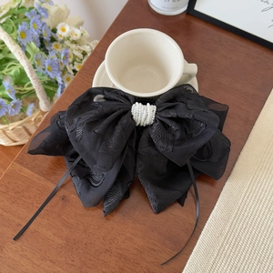 Grosse pince à cheveux nœud en organza noir avec perles blanches et longs rubans
