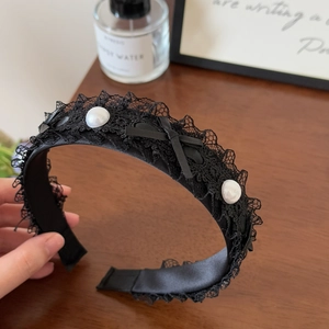 Serre-tête élégant en dentelle noire avec perles et nœuds dans un style de princesse