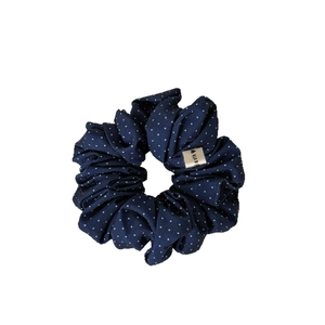 Chouchou bleu marine à pois blancs avec plis souples et étiquette de marque pour cheveux