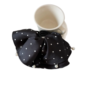 Pince à cheveux élégante en satin noir à pois style français avec perles blanches
