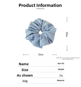 Vue détaillée du chouchou bleu clair à motif papillon avec dimensions et spécifications