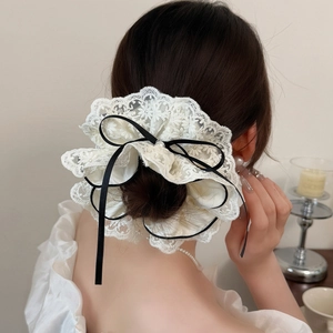 Chouchou élégant en dentelle à quatre couches avec broderie florale et nœud noir