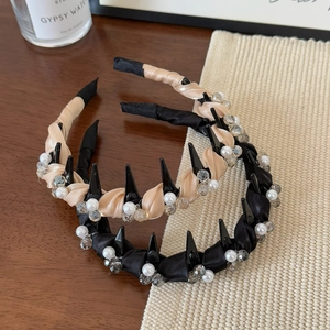 Serre-tête élégant en tulle avec perles, cristaux et peigne pour un effet de volume haut