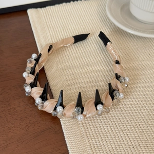 Détails du serre-tête en satin champagne avec perles, cristaux et peigne antidérapant