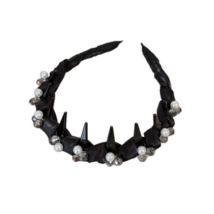 Serre-tête punk chic en satin noir avec pointes, perles blanches et cristaux gris facettés