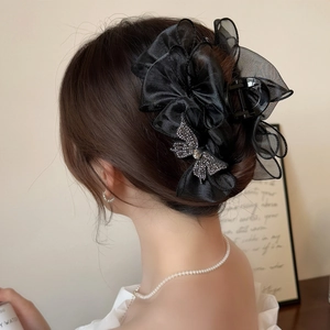 Pince à cheveux élégante avec nœud en maille noire et strass pour coiffure chic