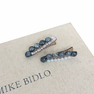 Eleganti fermagli per capelli con strass e perle con perline di marmo grigio su base dorata