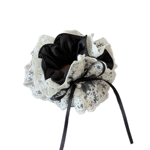 Chouchou élégant en dentelle blanche à quatre couches avec nœud noir et perle
