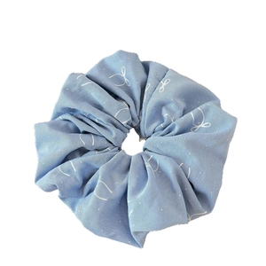 Chouchou bleu avec imprimé papillon blanc et pois en tissu polyester doux et élégant