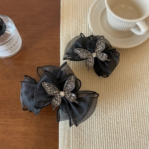 Paire de pinces à cheveux à nœud en maille noire avec détail papillon en cristal chic