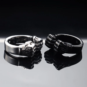 Bagues pour hommes en acier titane avec motif poing serré en argent et noir