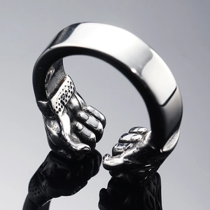 Macro d'une bague en acier inoxydable avec design réaliste de poing de style punk