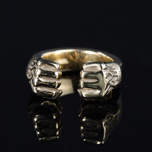 Bague en acier inoxydable doré poli avec design double poing détaillé et reflet miroir