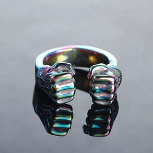 Vue macro d'une bague en acier inoxydable arc-en-ciel avec design double poing et reflet