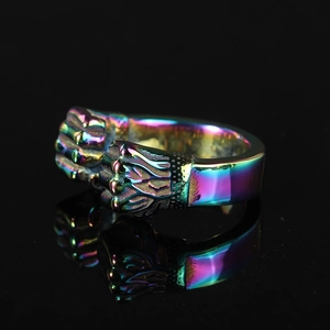 Macro d'une bague en acier inoxydable avec design double poing et placage arc-en-ciel