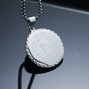 Collier en acier titane avec pendentif rond, mains en prière et gravure Serenity Prayer
