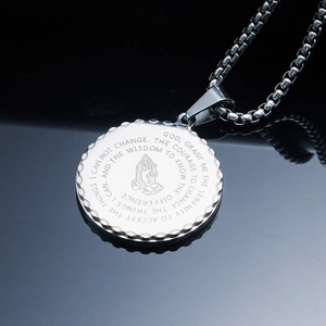 Collier en acier inoxydable poli avec prière de sérénité et gravure de mains en prière