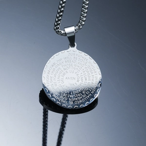 Collier avec pendentif rond en acier inoxydable poli et prière gravée sur fond noir