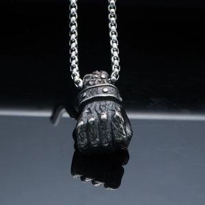 Collana con pendente a pugno muscoloso in stile punk gotico in acciaio inossidabile vintage