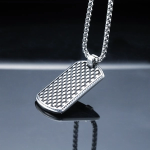 Collier homme en acier titane avec pendentif carré punk et motif géométrique texturé