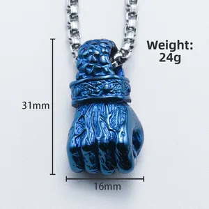 Pendaglio pugno muscoloso blu in acciaio al titanio da uomo, dettagli taglia 31x16mm