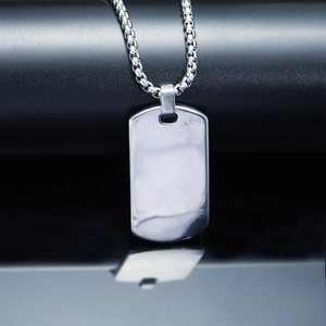 Collier avec pendentif rectangulaire dog tag en acier inoxydable argenté poli et chaîne