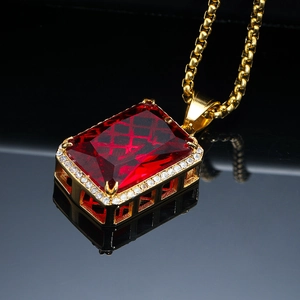 Collier chaîne en or avec pendentif serti d'une grande pierre rouge et de petits diamants