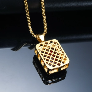 Pendentif hip hop doré pour homme avec pierre rouge et motif grille évidée au dos