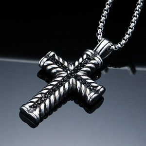 Collana a croce in acciaio inossidabile con texture intrecciata e gemme nere