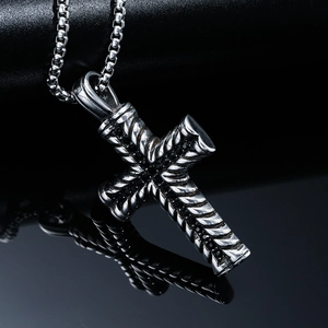 Collana con croce gotica in acciaio inossidabile argento con trama e cristalli neri