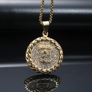Collier avec pendentif Jésus doré serti de strass et chaîne box sur fond noir