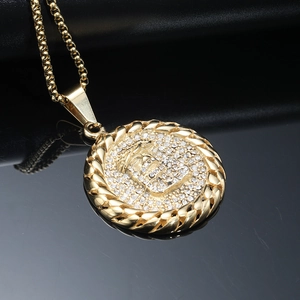Collier hip-hop avec pendentif rond doré, relief incrusté de diamants et chaîne box