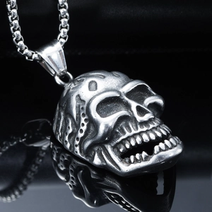 Retro-Totenkopf-Anhänger aus Edelstahl mit Textur und Box-Kette für Herren