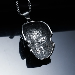 Pendentif crâne punk gothique en acier inoxydable argenté avec détails de texture mate vintage