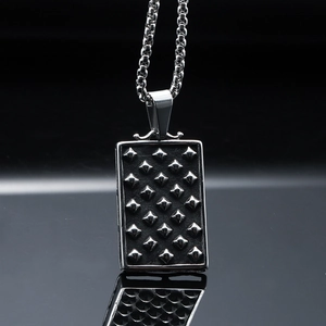 Collier Pendentif Rivet Pyramide en Acier au Titane pour Homme Hip Hop Minimaliste Punk Rock Bijoux en Acier Inoxydable Cadeau